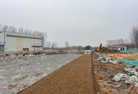 1、城鎮瀝青路面結構由面層、基層、路基三部分組成,各層之間必