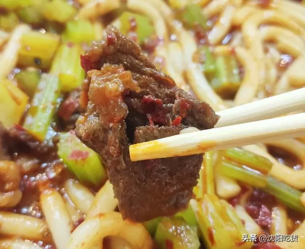 烤饢羊肉串10元3串,首先串的肉量不大,其次端上來時沒什麼食慾