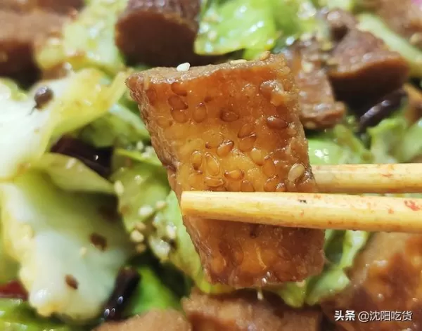,裝修環境和餐具都蠻有地域特色的。