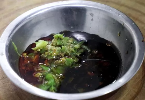 抽20克,陳醋5克,香油10克,攪拌均勻備用。55