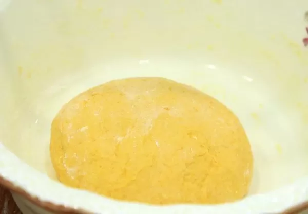 鹽防止粘鍋,把拍散的青椒放入鍋中,用勺子把青椒敲碎,青椒炒軟以後盛出備用