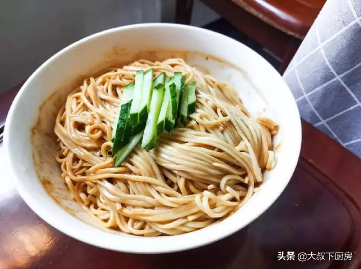 種更適合做涼麵。買不到新鮮油麵的話,使用干油麵也很不錯,口感會比新鮮的再