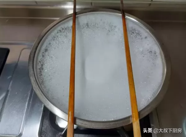 冷水瀝乾備用。麻醬涼麵大多使用油麵,因為在做面時加了鹼,所以